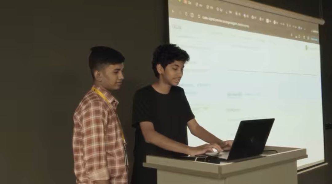 Priyanshu pitching at VibeCon by Emergent, April 2026.